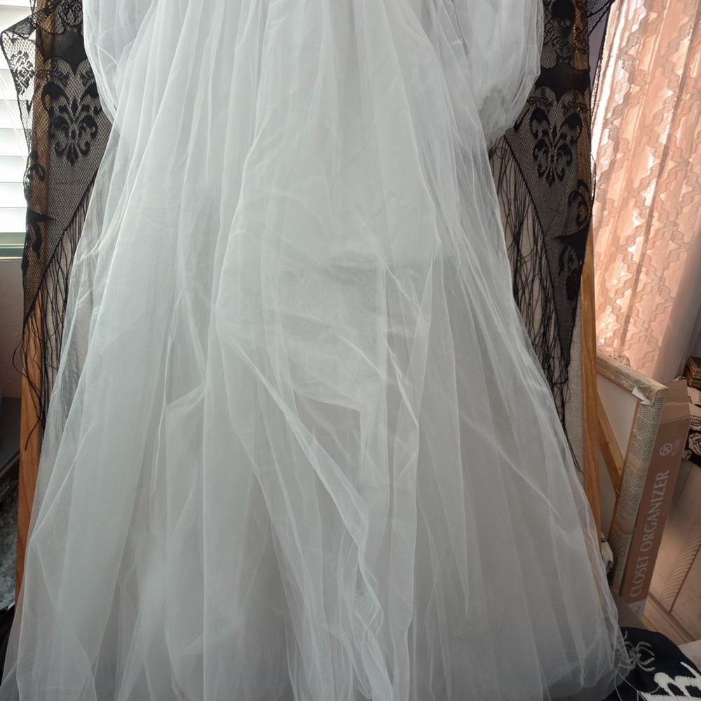NWT: Elegant White Lace, Tull, Corset Wedding Dress size 8 - Picture 3 of 10